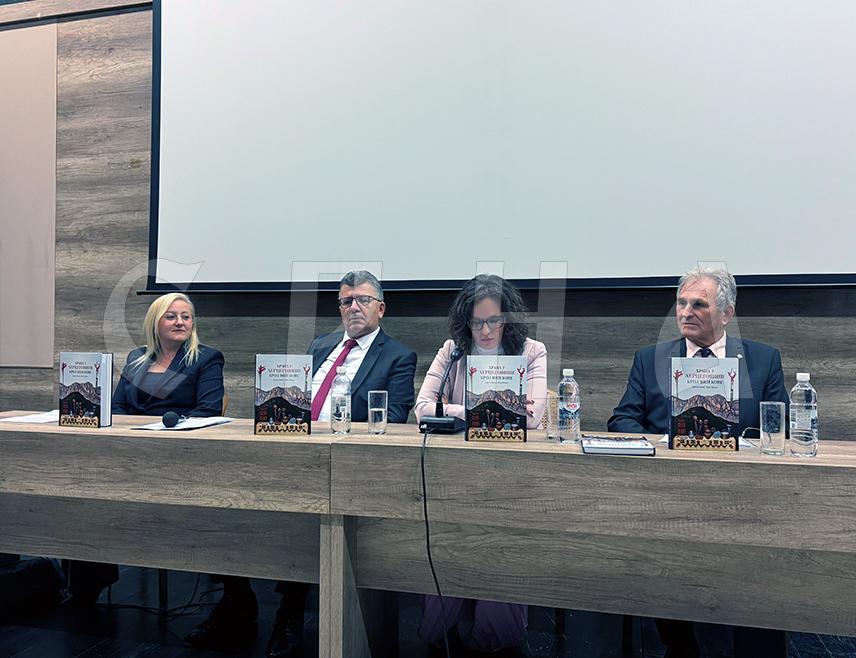 МОСTАР, 17. ОКTОБРА /СРНА/ - У Хрватском дому "Херцег Стјепан Косача" вечерас је промовисана монографија "Храна у Херцеговини кроз вијекове" аутора академика Нове Пржуља и Драгана Брење, у оквиру 106. "Шантићевих вечери поезије".