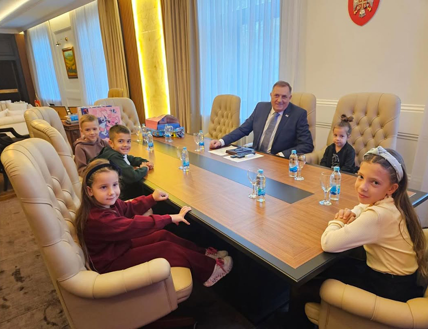 БАЊАЛУКА, 18. ОКТОБРА /СРНА/ - Предсједник Републике Српске Милорад Додик објавио је фотографију са својим унучићима, истичући да је данас у свом кабинету имао част да прими најдражу делегацију.