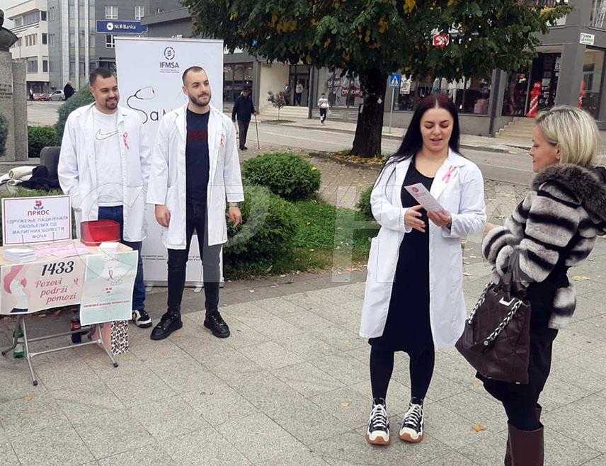 ФОЧА, 18. ОКТОБРА /СРНА/ - Студенти Медицинског факултета дијелили су данас на Тргу краља Петра у Фочи информативне летке о превенцији рака дојке, чиме настоје да подигну свијест становништва о значају редовних прегледа и раног откривања ове распрострањене болести.