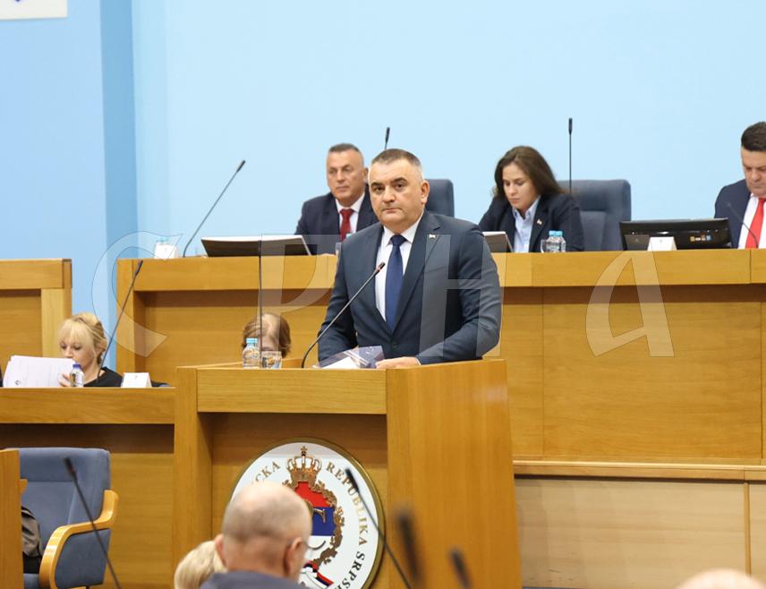 БАЊАЛУКА, 18. ОКТОБРА /СРНА/ - Предсједник Владе Републике Српске Саво Минић рекао је на посебној сједници Народне скупштине о избору вршиоца дужности предсједника Републике Српске, да је ријеч о изнуђеним процесима, те да опозиција не схвата да руководство Српске води одговорну политичку засновану на пријатељству са другим државама и народима.