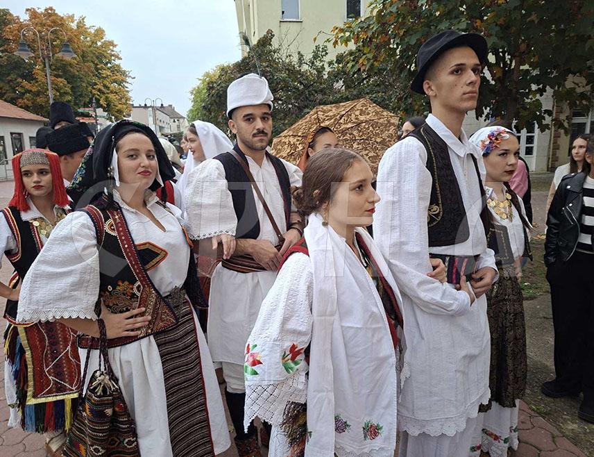 ШАМАЦ, 18. ОКTОБАР /СРНА/ - Ревијом српских народних ношњи чланица културно-умјетничких друштава из Србије и Републике Српске на Градском тргу у Шамцу и у Галерији "Стари сат" данас је почела дводневна прослава 25 година рада и постојања Културно-умјетничког друштва /КУД/ "Шамац".