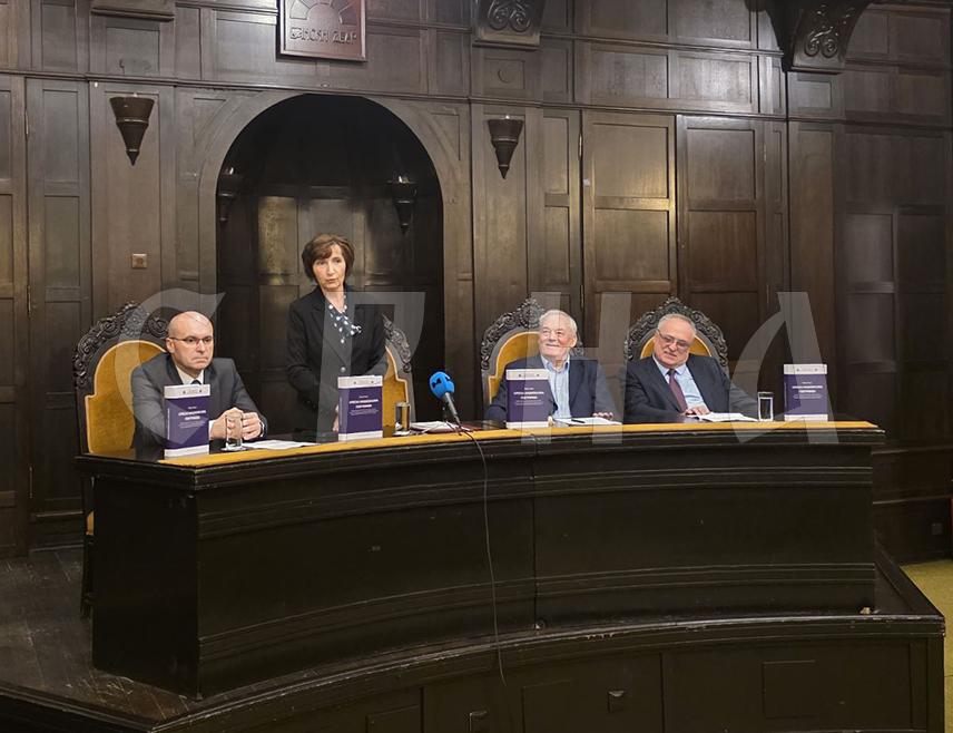 БАЊАЛУКА, 18. ОКТОБРА /СРНА/ - У Бањалуци је вечерас промовисна књига "Српска национална географија", аутора Рајка Гњата у којој је обрађена комплексна историјско-географска, етнокултурна, демографска и просторно-функционална проблематика српског етничког простора.