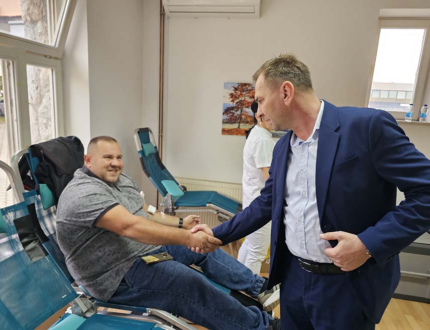УГЉЕВИК, 19. ОКТОБРА /СРНА/ - Акцијом добровољног даривања крви, коју је организовало Друштво добровољних давалаца крви /ДДДК/ "Рудар" Угљевик у сарадњи са Заводом за трансфузијску медицину Републике Српске из Бијељине, данас су почеле свечаности општине Угљевик у част крсне славе Свете Петке Параскеве.