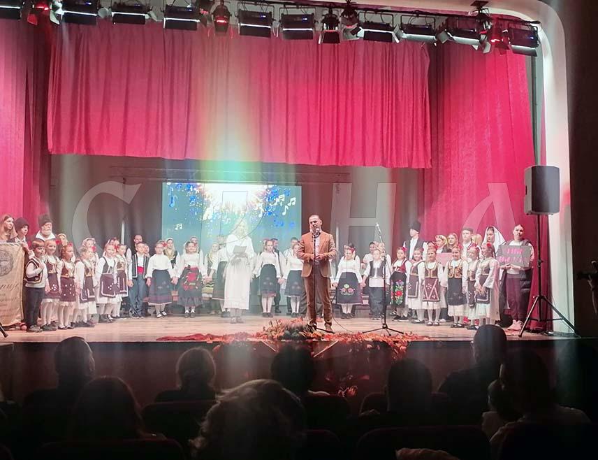 ШАМАЦ, 19. ОКTОБРА /СРНА/ - Културно-умјетничко друштво "Шамац"одржало је вечерас, поводом 25 година свог рада, концерт-поклон, на коме су наступили и КУД-ови из Владичиног Хана из Србије, Бијељине, Добоја и дјеца из шамачког Удружења грађана са сметњама у развоју "Дјеца сунца".