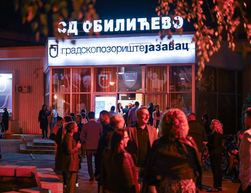 БАЊАЛУКА, 19. ОКТОБРА /СРНА/ - Премијером представе "Иза тих очију", по тексту и у режији Небојше Цилета Илића, вечерас је у Градском позоришту "Јазавац" у Бањалуци отворен 17. Међународни фестивал глумца "Заплет".