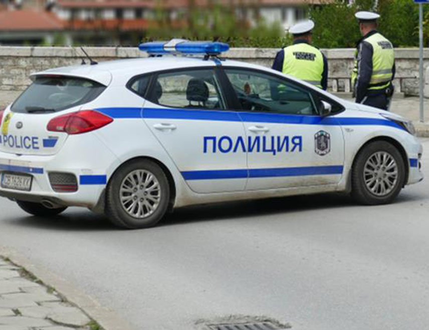 СОФИЈА, 21. ОКТОБРА /СРНА/ - Двадесетпетогодишњи младић ухапшен је у селу код Бургаза због сумње да је рано јутрос убио мајку /47/, сестру /12/ и тетку /73/, ранио седмогодишњег брата, а потом запалио кућу, преноси бугарска телевизија БНТ.