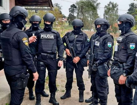 САРАЈЕВО, 22. ОКТОБРА /СРНА/ - Припадници Федералне управе полиције од раних јутарњих часова врше претресе на неколико локација на подручју Средњобосанског кантона и Кантона Сарајево, а у фокусу истраге је више лица која се доводе у вези са незаконитом продајом имовине фирме у стечају "Витезит" из Витеза која се бави производњом наоружања и војне опреме.