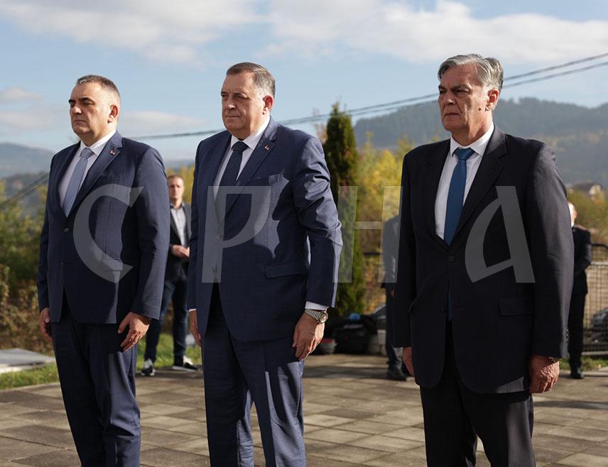 ИСТОЧНО САРАЈЕВО, 22. ОКТОБРА /СРНА/ - Предсjедник Милорад Додик, премијер Републике Српске Саво Минић и министар за научнотехнолошки развој и високо образовање Републике Српске Синиша Каран положили су јутрос вијенце на Војничком гробљу у Миљевићима у Источном Новом Сарајеву.