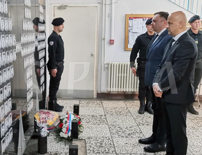 ДОБОЈ, 22. ОКТОБРА /СРНА/ - Министар унутрашњих послова Републике Српске Жељко Будимир и директор Полиције Српске Синиша Кострешевић данас су у Добоју положили вијенац код споменика припадницима МУП-а погинулим у протеклом Одбрамбено-отаџбинском рату.