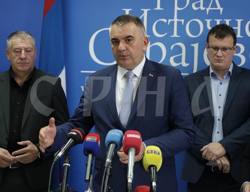 ИСТОЧНО САРАЈЕВО, 22. ОКТОБРА /СРНА/ - Премијер Републике Српске Саво Минић изјавио је да је састанак са градоначелником Источног Сарајева Љубишом Ћосићем и начелницима општина у саставу града био оперативан и да је приоритет представити и оцијенити најважније пројекте у Сарајевско-романијској регији.