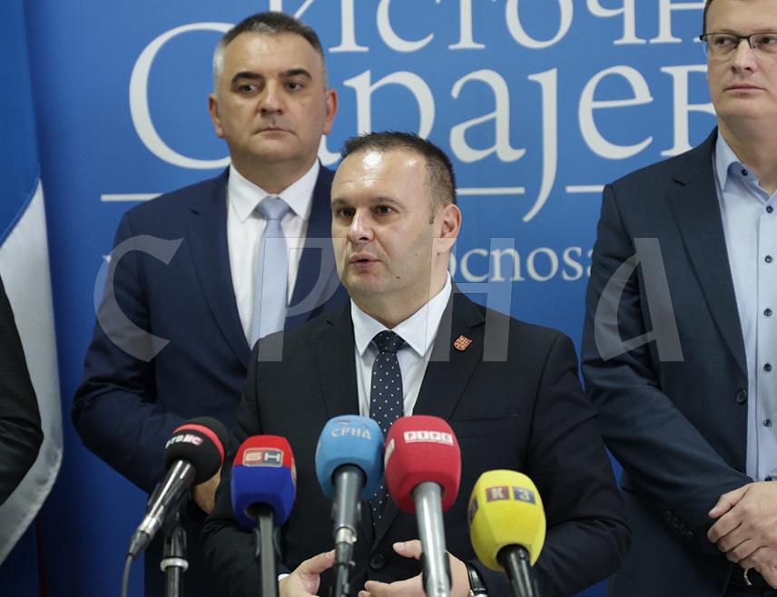 ИСТОЧНО САРАЈЕВО, 22. ОКТОБРА /СРНА/ - На данашњем састанку градоначелника Источног Сарајева и начелника општина у саставу града са предсједником Владе Републике Српске Савом Минићем кандидован је низ пројеката везаних за будући развој Града Источно Сарајево и његових шест општина.