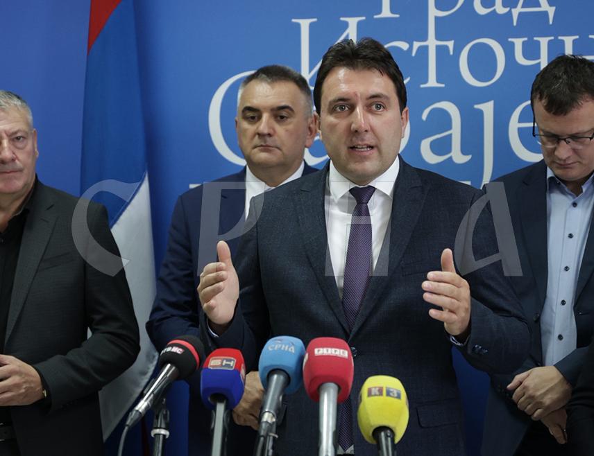 ИСТОЧНО САРАЈЕВО, 22. ОКТОБРА /СРНА/ - Начелник Сокоца Страхиња Башевић изјавио је да су током састанка са премијером Републике Српске Савом Минићем у Источном Сарајеву разговарали о развоју пољопривреде у овој локалној заједници, проширењу капацитета вртића и набавци возила за одвоз комуналног отпада.