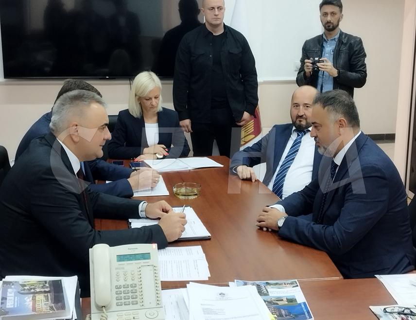 ДЕРВЕНТА, 23. ОКТОБРА /СРНА/ - У Дервенти је почео састанак предсједника Владе Републике Српске Саве Минића са градоначелником Игором Жунићем.