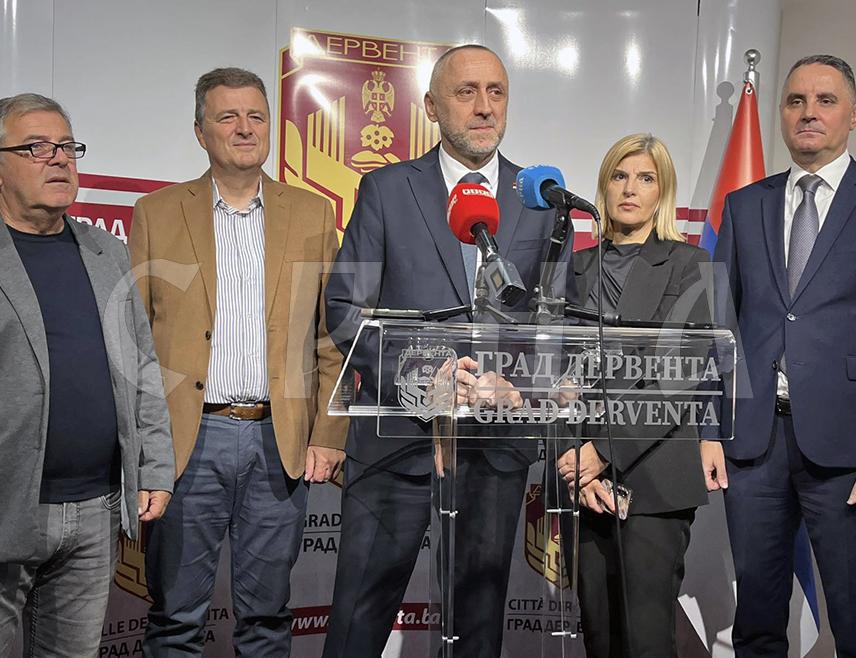 ДЕРВЕНТА, 23. ОКТОБРА /СРНА/ - Министар рада и борачко-инвалидске заштите Републике Српске Данијел Егић изјавио је данас у Дервенти да је овај град, упркос великим разарањима у Одбрамбено-отаџбинском рату, постао водећи привредни центар и успјешна локална заједница у Републици Српској.