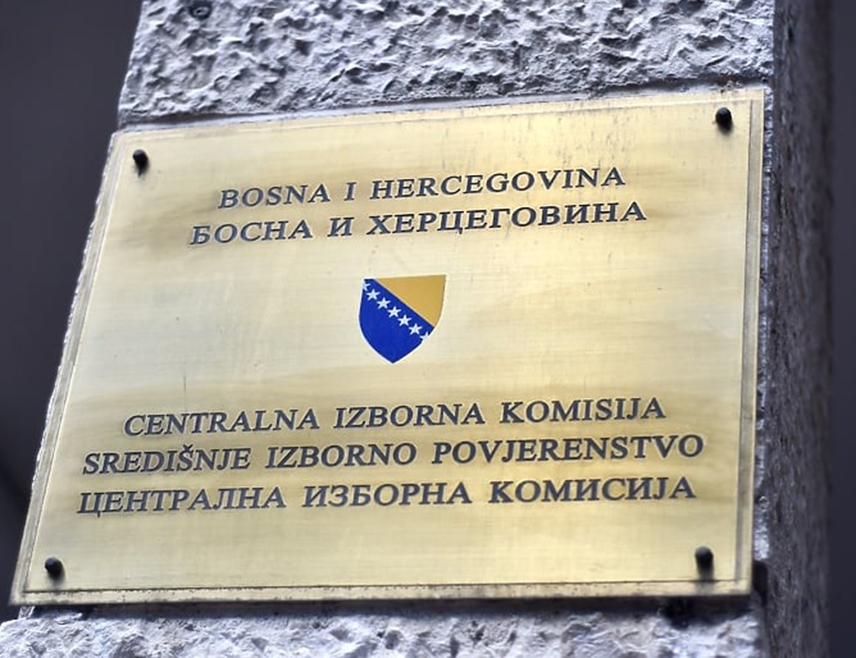 САРАЈЕВО, 23. ОКТОБРА /СРНА/ - Централна изборна комисија БиХ /ЦИК/ није усвојила захтјев за обнову поступка по службеној дужности у предмету који се односи на поништење овјере политичке странке СНСД-Милорад Додик на пријевременим изборима за предсједника Републике Српске.