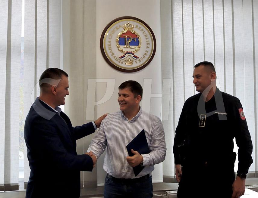 ТРНОВО, 23. ОКТОБРА /СРНА/ - Представници Полицијске управе Источно Сарајево уручили су захвалницу начелнику општине Трново Мирославу Бјелици за несебичну помоћ и сарадњу приликом адаптације просторија Јединице жандармерије Источно Сарајево.