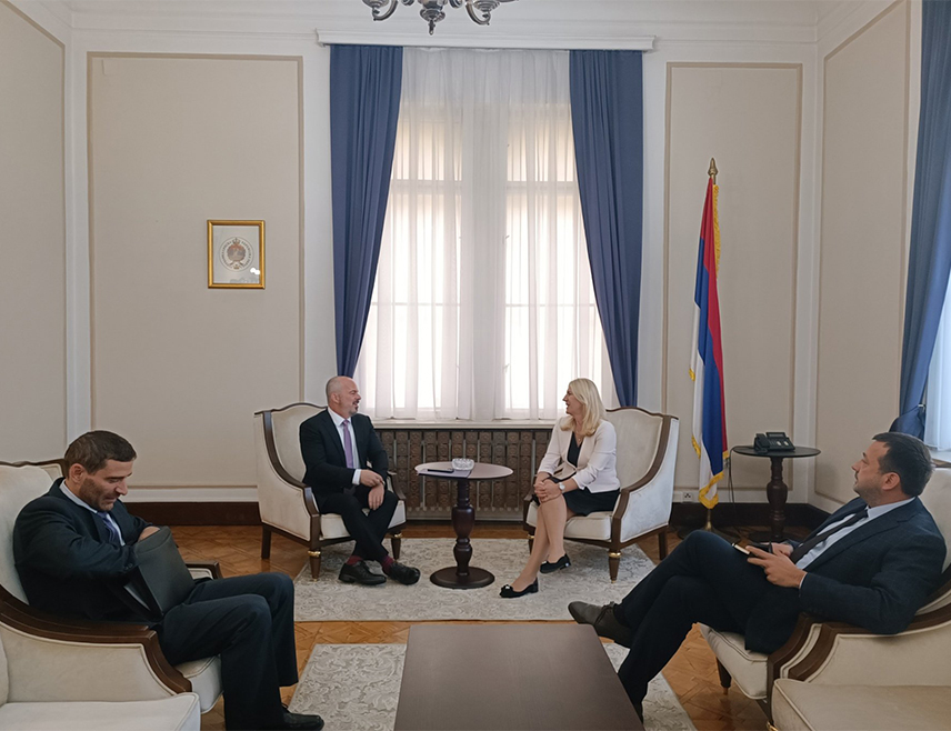 SARAJEVO, OCTOBER 23 /SRNA/ – The Serb member of the Presidency of BiH Željka Cvijanović met today with the Chargé d’Affaires of the US Embassy in BiH John Ginkel, to discuss strengthening ties with the United States in all areas of mutual interest, with particular emphasis on improving economic cooperation.