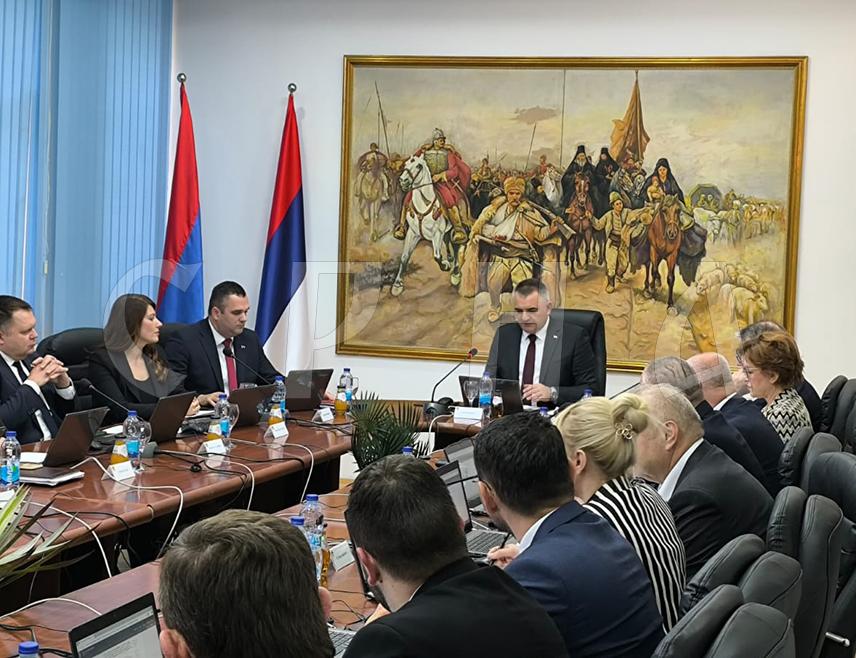 БРОД, 23. ОКТОБРА /СРНА/ - Влада Републике Српске утврдила је данас Стратегију управљања дугом Републике Српске за период од 2025. до 2028. године, којом је предвиђено смањење спољног дуга у односу на укупни за 30 одсто, а повећање унутрашњег за 25 одсто.