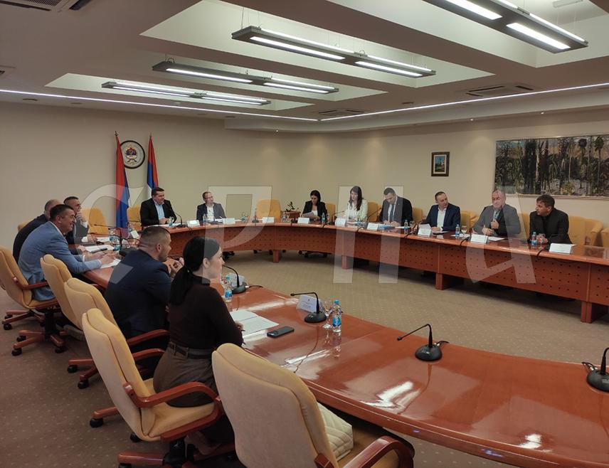 БАЊАЛУКА, 24. ОКТОБРА /СРНА/ - Редовна сједница Народне скупштине Републике Српске биће одржана 4. новембра, а на предложеном дневном реду од 19 тачака наћи ће се и Приједлог закона о допуни Закона о локалној самоуправи по хитном поступку, одлучио је данас скупштински Колегијум.