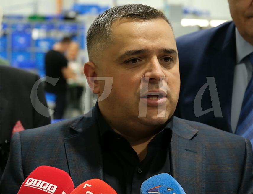 ЛАКТАШИ, 24. ОКТОБАР /СРНА/ - Градоначелник Лакташа Мирослав Бојић рекао је да су Влада и цијело републичко руководство створили позитиван амбијент за страна улагања и да стране компаније свакодневно показују интерес да су Републици Српској отварају своје погоне.