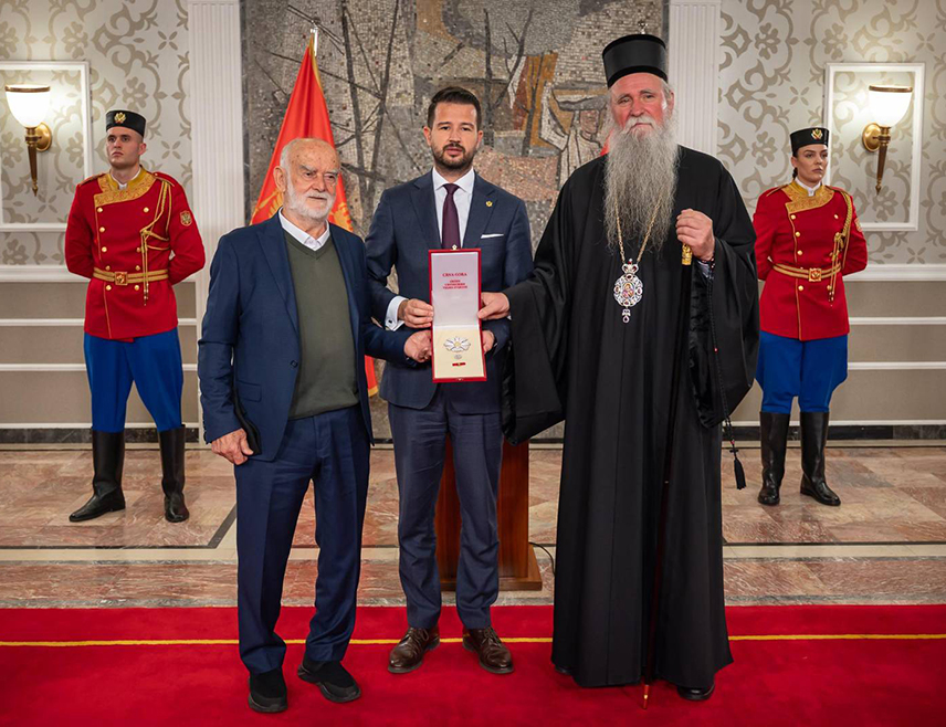 ПОДГОРИЦА, 24. ОКТОБРА /СРНА/ - Предсједник Црне Горе Јаков Милатовић додијелио је постхумно Орден црногорске велике звијезде митрополиту црногорско-приморском Амфилохију, највише признање које Црна Горе може да додијели.