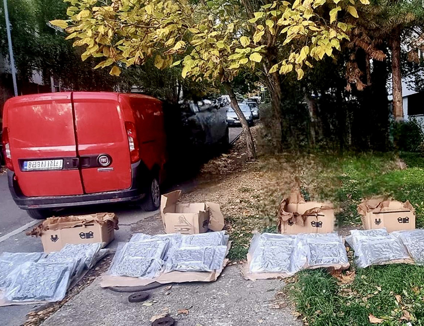 БЕОГРАД, 25. ОКТОБРА /СРНА/ - Полиција у Београду заплијенила је 35 килограма марихуане и ухапсила педесеттрогодишњег мушкарца, саопштио јер МУП Србије.