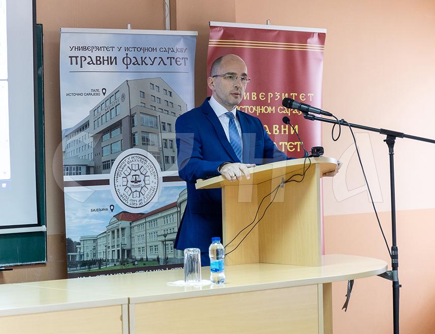 ПАЛЕ, 25. ОКТОБРА /СРНА/ - Правна наука је неискошћени резервоар великог броја идеја о томе како би требало унапређивати правни систем, изјавио је данас на Палама декан Правног факултета Универзитета у Источном Сарајеву Горан Марковић.