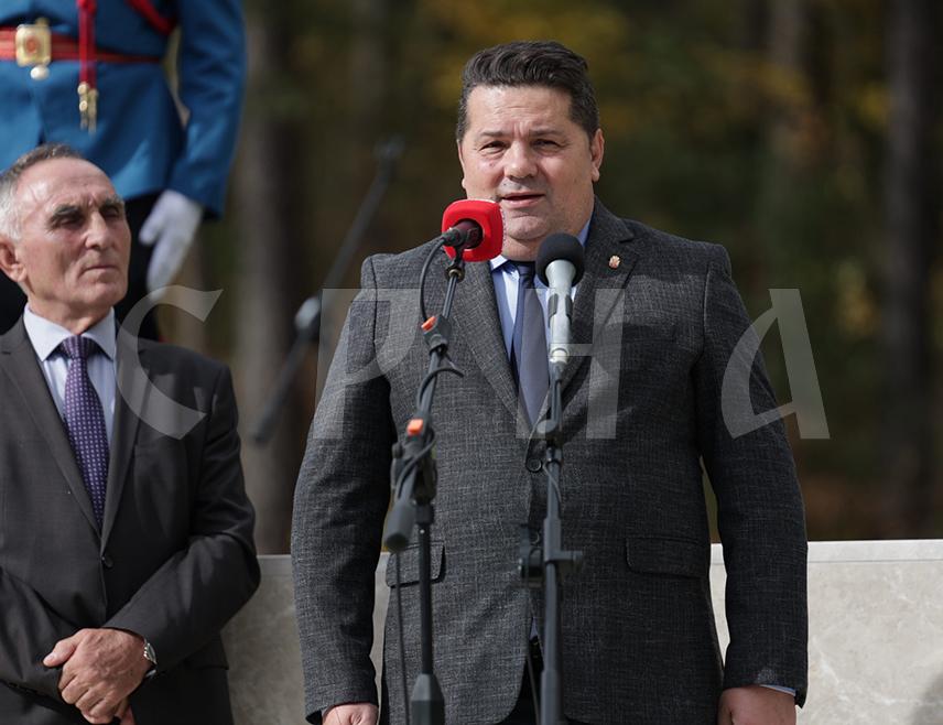 PALE, OCTOBER 25 /SRNA/ - Speaker of the National Assembly of Republika Srpska Nenad Stevandić stated in Pale, at the unveiling of the monument dedicated to the founders and defenders of Republika Srpska in front of the House of Republika Srpska, that this site was the place where ideas were born, maps were drawn, and the future of Republika Srpska was written under uncertain and nearly impossible historical circumstances.