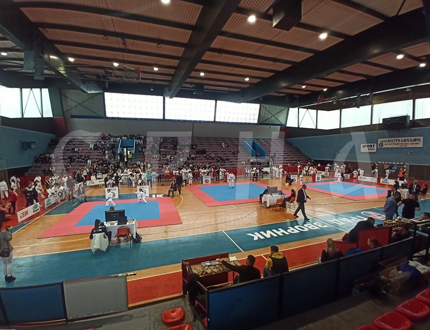 ЗВОРНИК, 26 ОКТОБРА /СРНА/ - У спортској дворани у Зворнику данас је почео данас 11. Међународни традиционални карате турнир "Зворник опен 2025" на коме учествује око 250 спортиста из 40 клубова Србије, Хрватске, Словеније, Црне Горе, Сјеверне Македоније, Федерације БиХ и Републике Српске.