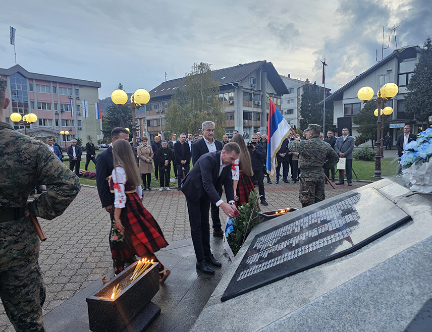 УГЉЕВИК, 26. ОКТОБРА /СРНА/ - У Угљевику је уочи крсне славе општине Свете Петке Параскеве вечерас служен парастос за 301 погинулог борца Војске Републике Српске.