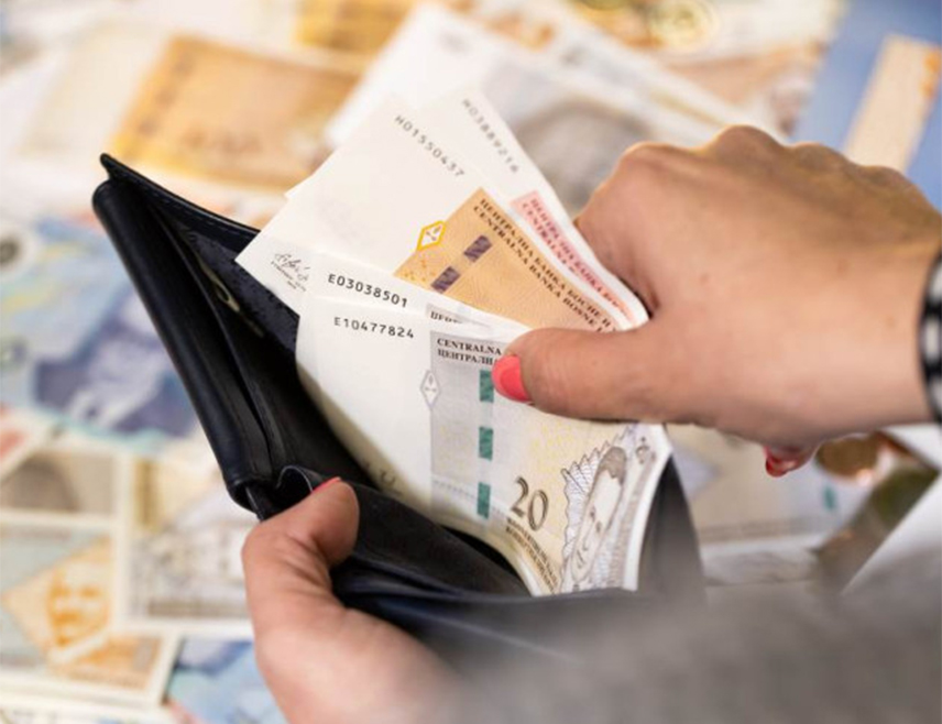 САРАЈЕВО, 27. ОКТОБРА /СРНА/ - Централна банка БиХ саопштила је да грађани до краја године могу да у комерцијалним банкама замијене новчанице апоена 10 КМ, 20 КМ, 50 КМ и 100 КМ које су пуштене у оптицај од 1998. до 2009. године, а повучене су и престале бити законско средство плаћања 31. децембра прошле године.