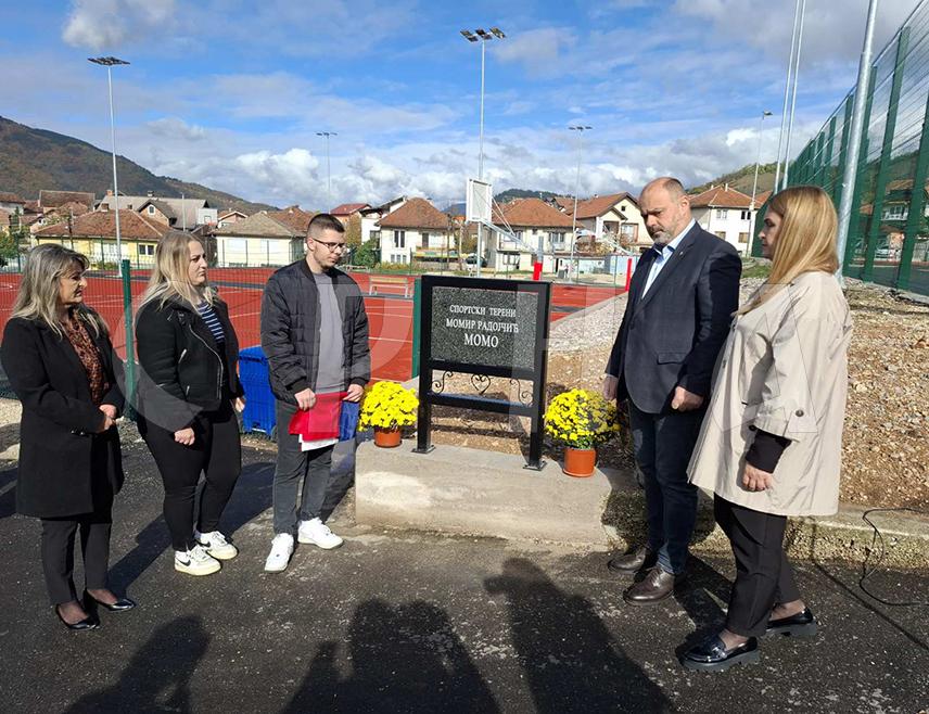 ВИШЕГРАД, 27. ОКТОБРА /СРНА/ - Испред Основне школе "Вук Караџић" у Вишеграду данас је откривена спомен-плоча дугогодишњем директору Момиру Радојчићу, чије име ће носити новоизграђени спортски терени.