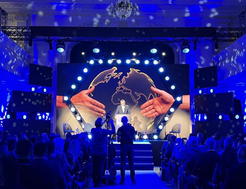 БАЊАЛУКА, 28. ОКТОБРА /СРНА/ - Регионални самит трговине, први међународни догађај о трговини организован у Републици Српској, почео је данас у Бањалуци, скуп је отворио премијер Саво Минић.