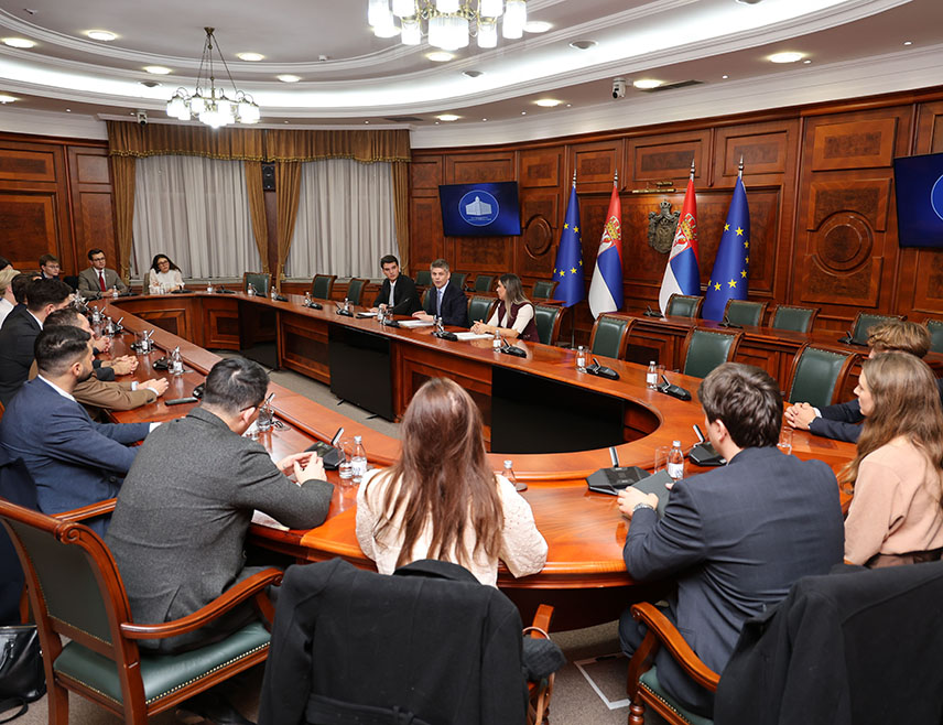 БЕОГРАД, 28. ОКТОБРА /СРНА/ - Директор Канцеларије Владе Србије за јавну и културну дипломатију Арно Гујон угостио је у Београду младе лидере из Француске који се усавршавају на Институту за политичку обуку у Паризу, те истакао да је циљ ове посјете да они упознају Србију каква заиста јесте, како би по повратку у Француску могли да шире истину о Србији.