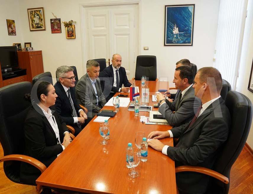 TРЕБИЊЕ, 28. ОКТОБРА /СРНА/ - Градоначелник Tребиња Мирко Ћурић разговарао је данас са представницима Мисије ОЕБС-а о Плану заштите и спасавања од природних и других несрећа на подручју града и захвалио за подршку у изради документа који представља корак ка ефикаснијем одговору на ванредне ситуације у локалној заједници.