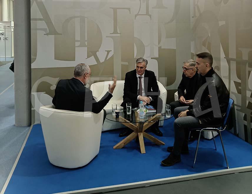 БЕОГРАД, 28. ОКТОБРА /СРНА/ - Министар за научнотехнолошки развој и високо образовање Синиша Каран посјетио је данас штанд Републике Српске и осталих издавача из Српске на Међународном сајму књига у Београду.