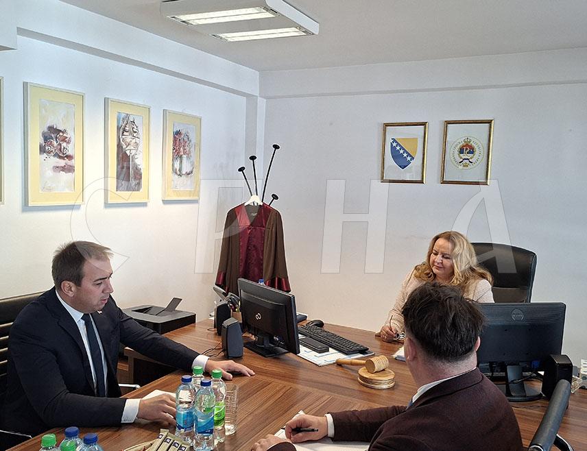 ИСТОЧНО САРАЈЕВО, 28. ОКТОБРА /СРНА/ - Министар правде Републике Српске Горан Селак изјавио је Срни да се у Окружном привредном суду у Источном Сарајеву испуњавају сви задаци и послови како је то и планирано програмом рада, те да нема примједби на рад ове правосудне институције.