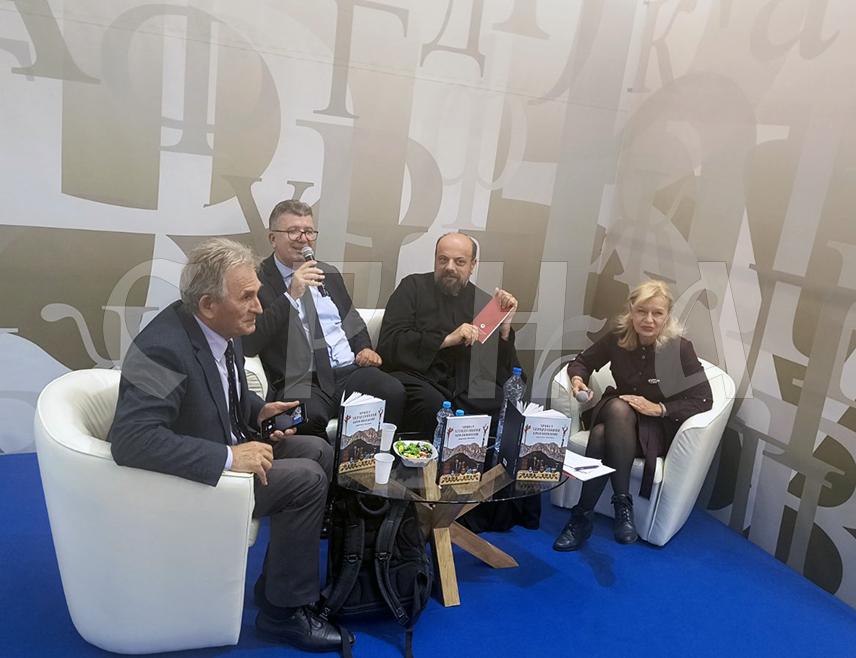 БЕОГРАД, 28. ОКTОБРА /СРНА/ - На штанду Републике Српске на Међународном сајму књига у Београду СПКД "Просвјета" Мостар промовисала је монографију "Храна у Херцеговини кроз вијекове" аутора Драгана Брење и академика Нове Пржуља, која представља аутентичну причу о прехрамбеној баштини Херцеговине од касног средњег вијека до модерног доба.