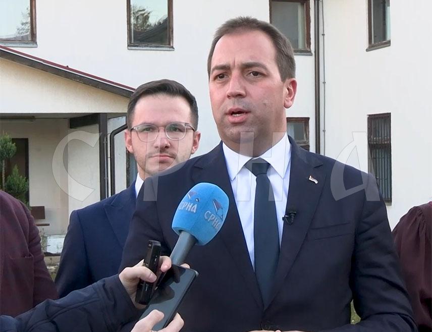 СOКОЛАЦ, 28. ОКТОБРА /СРНА/ - Министар правде Републике Српске Горан Селак рекао је данас да Основни суд на Сокоцу испуњава норму, али да проблем представља недостатак судија, те да је потребно хитно запослити троје.