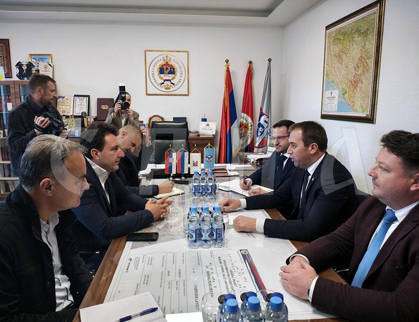 СОКОЛАЦ, 28. ОКТОБРА /СРНА/ - Министар правде Републике Српске Горан Селак изјавио је да је на данашњем састанку са начелником општине Соколац Страхињом Башевићем разговарао о унапређењу функционисања Основног суда у овој општини, као и цијелог правосудног система Републике Српске.