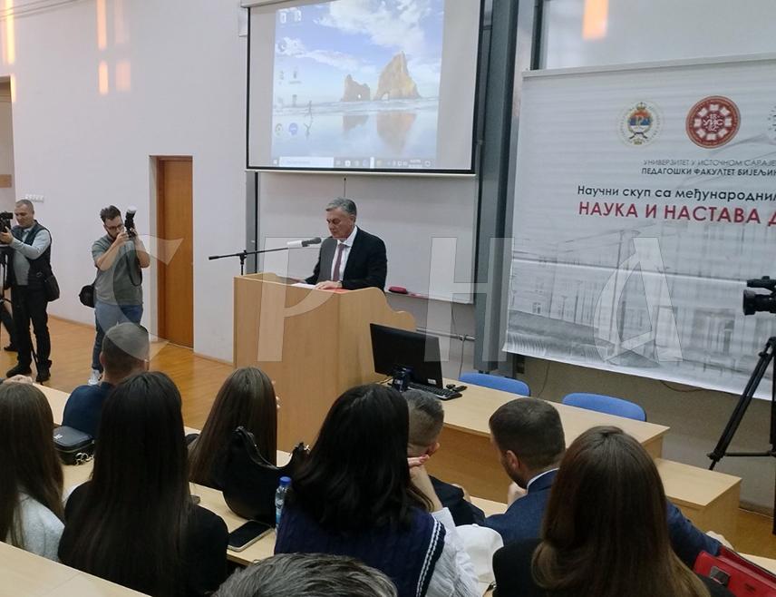 БИЈЕЉИНА, 28. ОКТОБРА /СРНА/ - Министар за научнотехнолошки развој и високо образовање Републике Српске Синиша Каран изјавио је на вечерашњем предавању студентима у Бијељини да уставно-правно насиље над Републиком Српском које траје 30 година има само један циљ - унитаризацију БиХ.