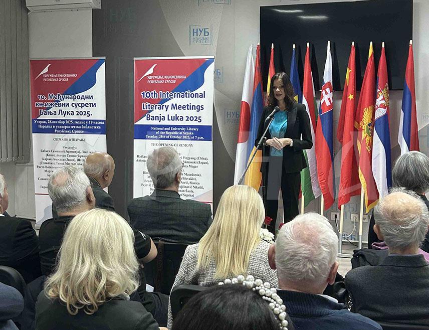 БАЊАЛУКА, 28. ОКТОБРА /СРНА/ - У Бањалуци су вечерас свечано отворени Десети међународни књижевни сусрети који ће до краја октобра окупити књижевнике из 10 земаља.