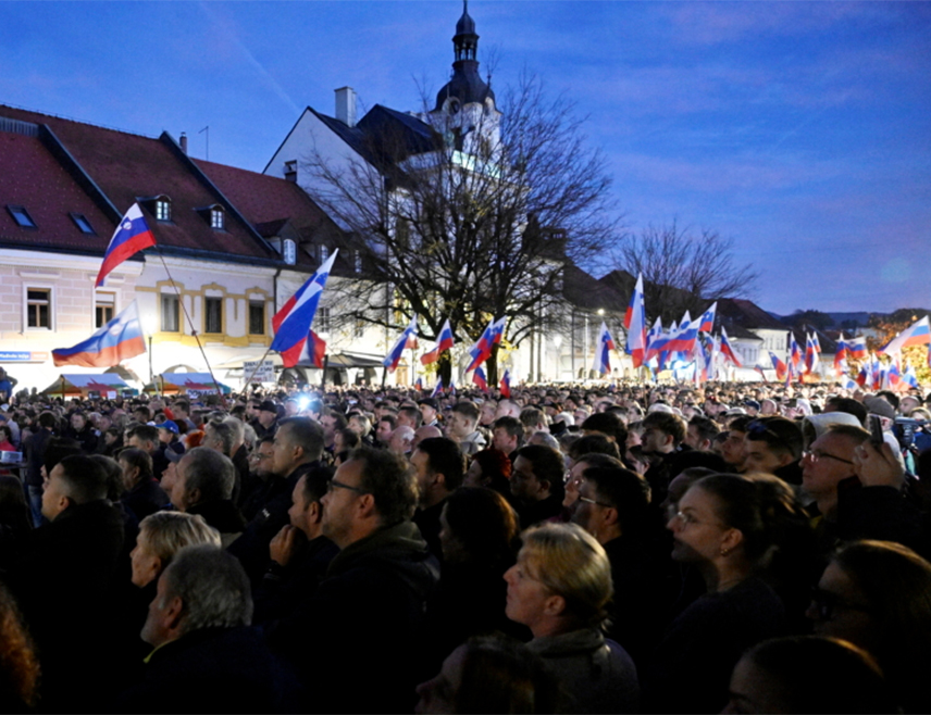 НОВО МЕСТО, 28. ОКТОБРА /СРНА/ - У близини ромских насеља Жабјак и Шмихел код Новог Места вечерас је дошло до пуцњаве, потврдила је Полицијска управа Ново Место.