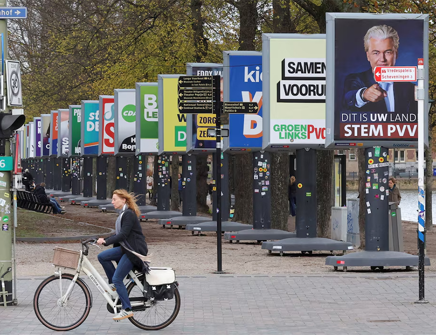 АМСТЕРДАМ, 29. ОКТОБРА /СРНА/ - У Холандији се данас одржавају општи изборе за чланове доњег дома парламента, на којима учествује 15 странака.