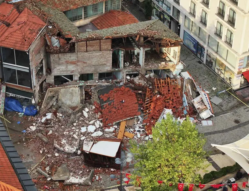 ИСТАНБУЛ,  29. ОКТОБРА /СРНА/ - Зграда од шест спратова срушила се у Истанбулу, а страхује се да је једна породица, укључујући дјецу, заробљена испод рушевина, јавила је телевизија "АХабер".