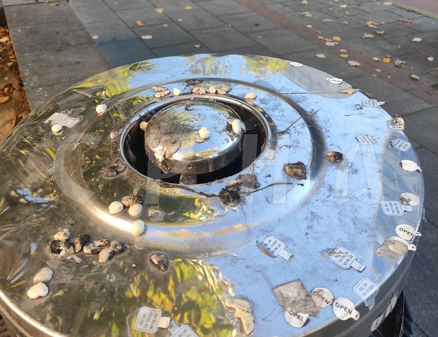 БАЊАЛУКА, 29. ОКТОБРА /СРНА/ - Метални дијелови канти у ужем центру Бањалуке све више зарастају у жваке, које мјесецима за њих лијепе несавјесни пролазници.