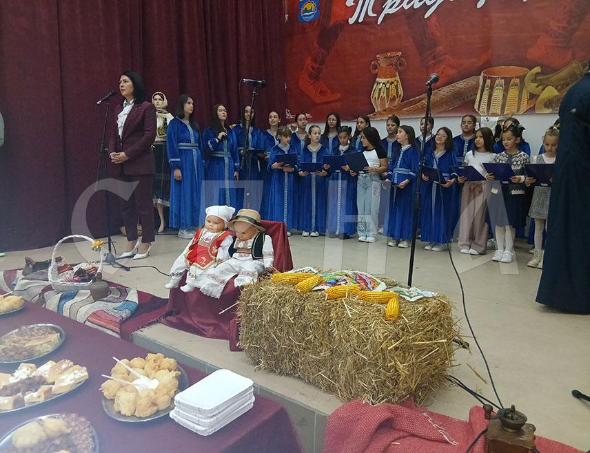 МОДРИЧА, 29. ОКTОБРА /СРНА/ - У Модричи је отворен 16. Сајам рукотворина "Традиција и ја", у оквиру којег 40 излагача из Републике Српске представља ручне радове, традиционалну храну и пића.