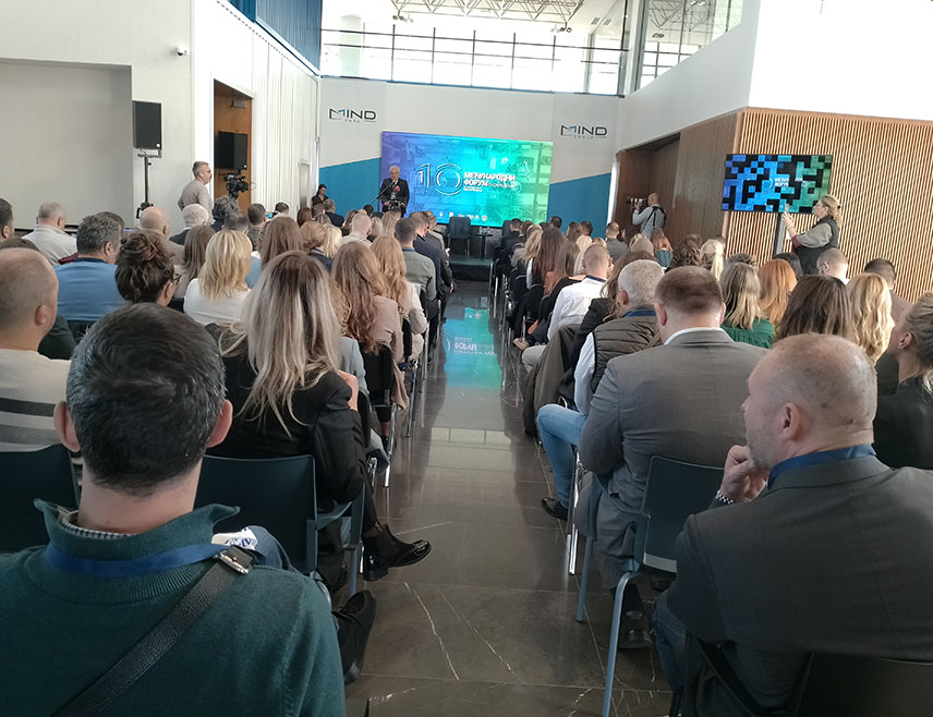 БАЊАЛУКА, 29. ОКТОБРА /СРНА/ - Десети јубиларни Међународни форум о сарадњи, у организацији развојних агенција Републике Српске и Србије, отворен је данас у Крагујевцу, а акценат му је на декарбонизацији, зеленој економији, примјени вјештачке интелигенције у области привреде.