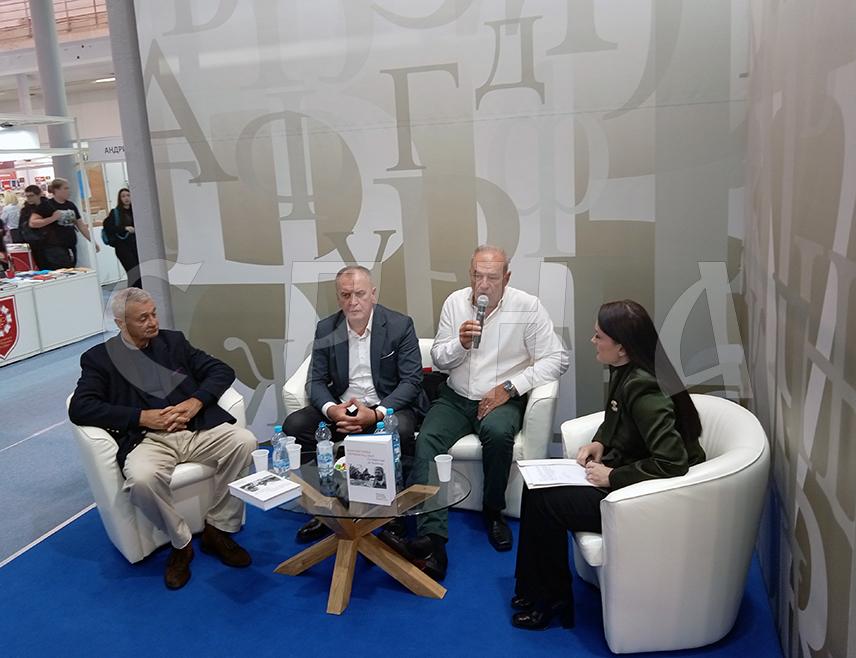 БЕОГРАД, 29. ОКТОБРА /СРНА/ - На Сајму књига у Београду данас је представљена књига "Комунистички злочини над ЈВуО - од Равне Горе до Зеленгоре" групе аутора која разоткрива до сада непознате чињенице о страдању српских официра и војника, њихових сљедбеника и породица током рата и како је режим Јосипа Броза деценијама скривао истину о томе.