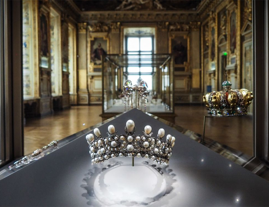 ПАРИЗ, 29. ОКТОБРА /СРНА-Ројтерс/ - Накит украден из музеја Лувр још није пронађен, саопштило је тужилаштво у Паризу и додало да су двојица осумњичених који су ухапшени током викенда дјелимично признали да су умијешани у пљачку.